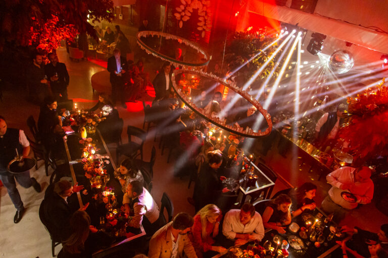 Sit down dinner with white pinspot lighting and warm ambient uplighting